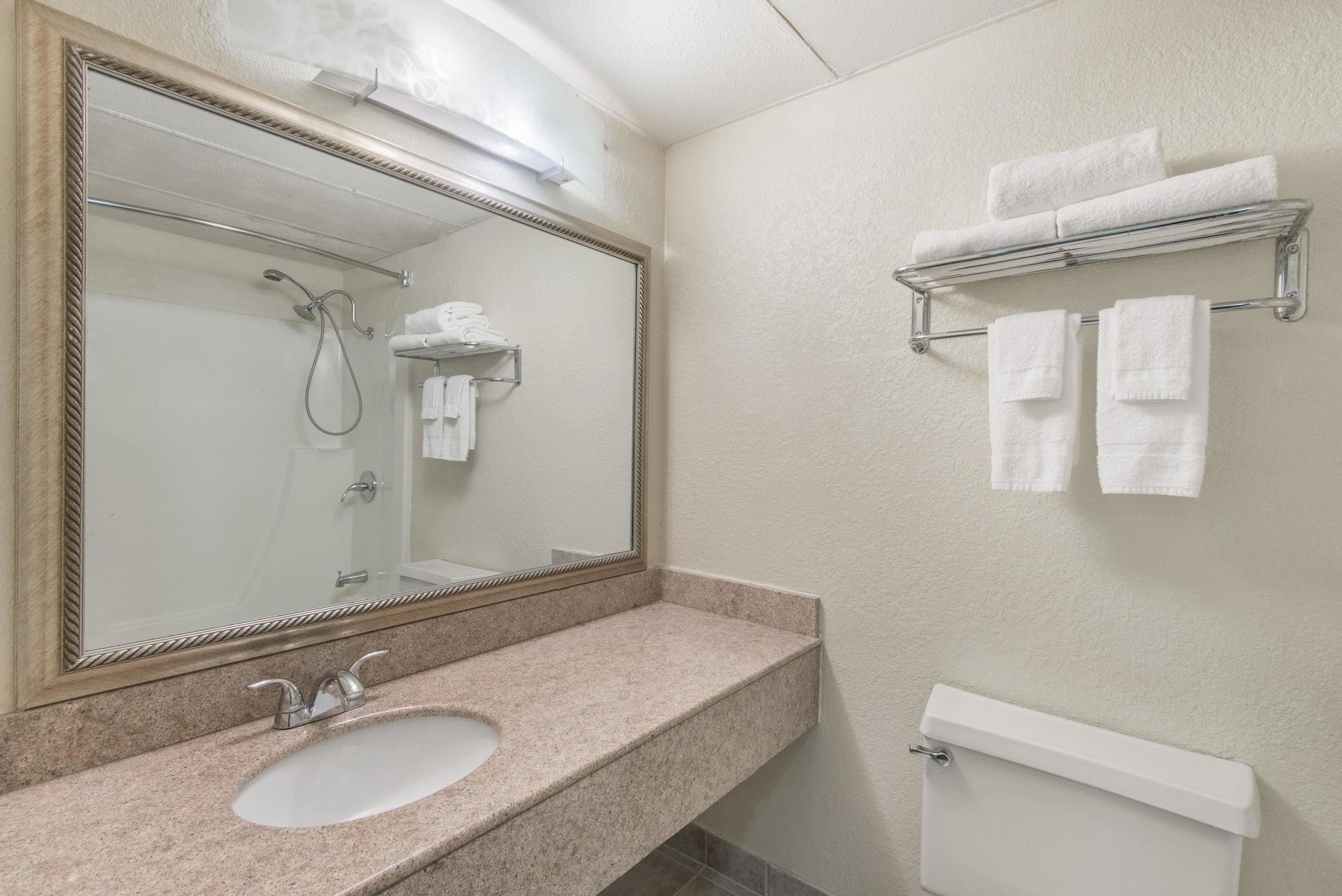 Baymont By Wyndham Kokomo Exterior photo