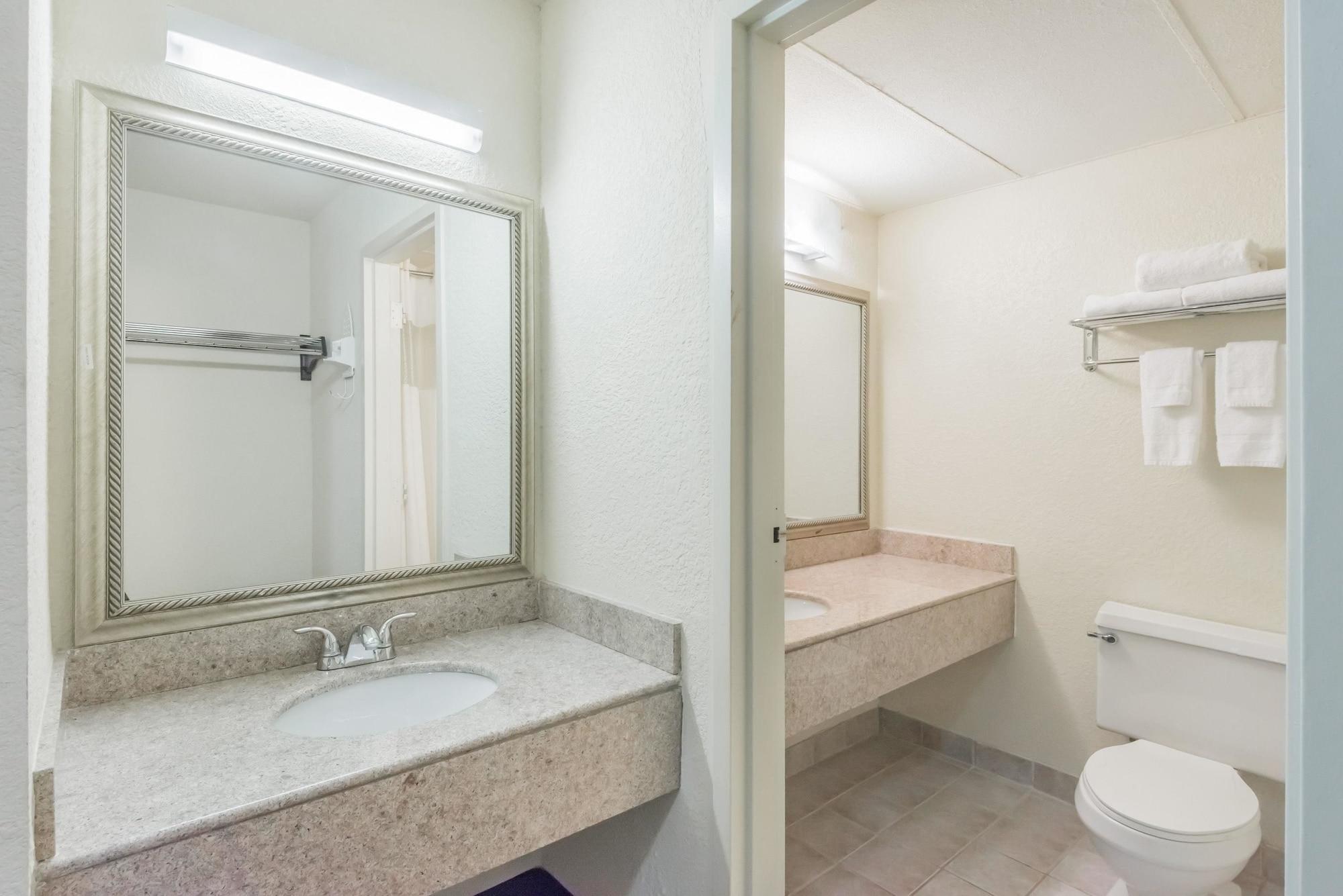 Baymont By Wyndham Kokomo Exterior photo