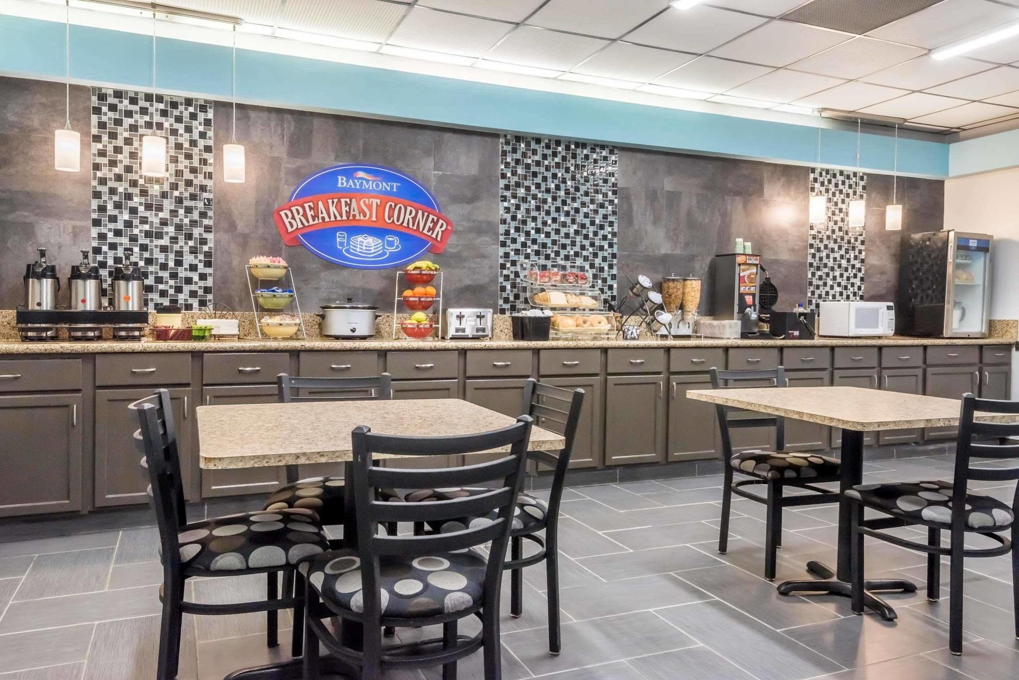 Baymont By Wyndham Kokomo Exterior photo